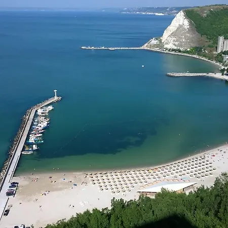 Ξενοδοχείο με διαμερίσματα Calithea Complex 4*